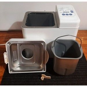 West Bend Bread Maker Americas Favorite Machine 41065 1.5lbs Dough White